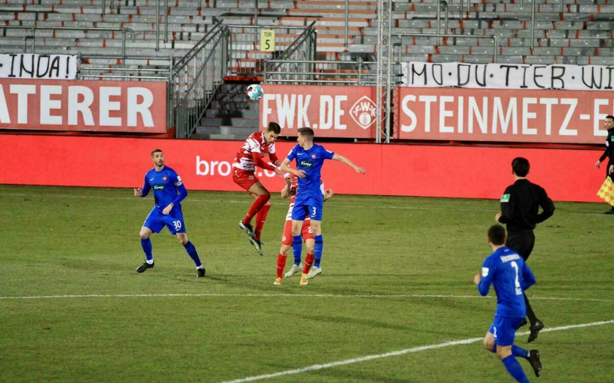 Wuerzburger kickers Kopfball Duell im Mittelfeld im Spiel gegen Heidenheim Wuerzburger kickers Kopfball Duell im Mittelfeld im Spiel gegen Heidenheim